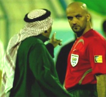 مراقب المباراة يحذر الحكم من بدء اللقاء قبل حلق شعري اللاعبين