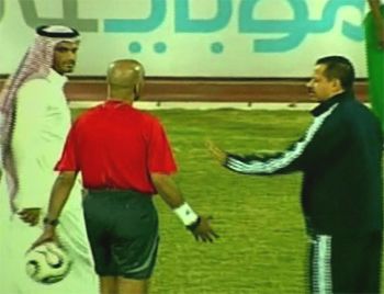 محاولات خجاوية واتحادية مع حكم اللقاء لبدء المباراة