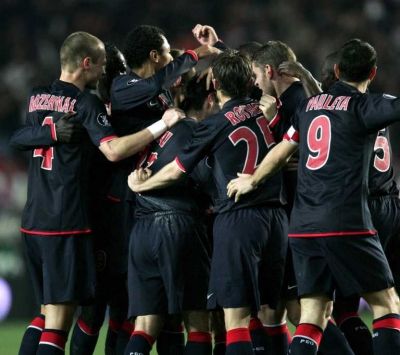 فرحة لاعبي سان جيرمان باحد الاهداف 