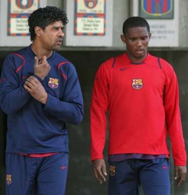 مدرب برشلونة الاسباني فرانك رييكارد (اليسار) ولاعب خط هجوم الفريق أيتو في استعداد للكلاسيكو