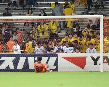 ميزونو ( خلف المرمى ) يحتفل مع زملائه بعد إحرازه الهدف الرابع لمصلحة فريقه