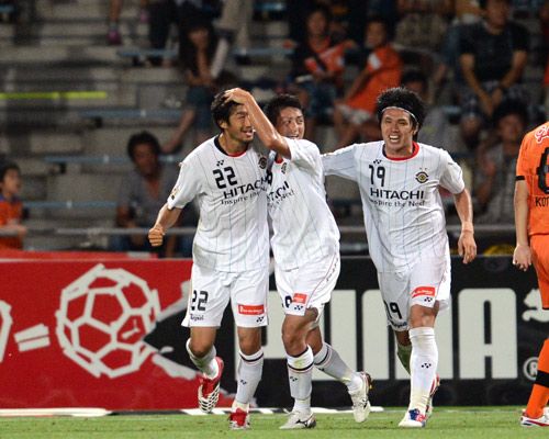 ميزونو ( الوسط ) يهنئ هاشيموتو ( يسار ) بعد إحرازه الهدف الثالث لمصلحة كاشيوا