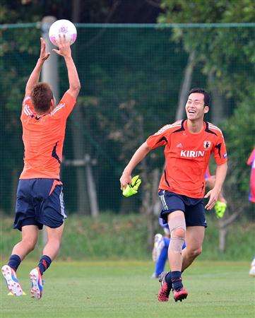 مايا يوشيدا ( يمين ) في معسكر منتخب اليابان الأولمبي