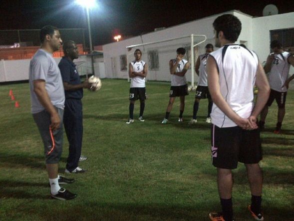 محمد الشملان يتحدث للاعبي المنامة قبيل انطلاقة التدريب الاول