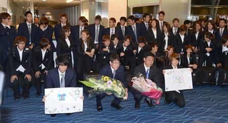 بعثة منتخبي الرجال والنساء في حفل الوداع بصالة مطار هانيدا