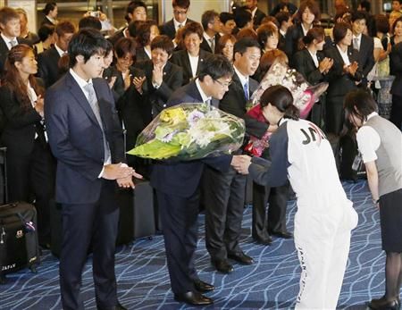 المدرب سيكيزوكا ( ثاني يسار ) وبجانبه المدرب ساساكي يتلقان التكريم