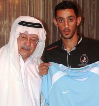 أشرف نعمان مع الشيخ العدوان بعد التوقيع