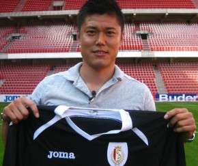 كاواشيما يعرض قميص فريقه الجديد ستاندر لياج 