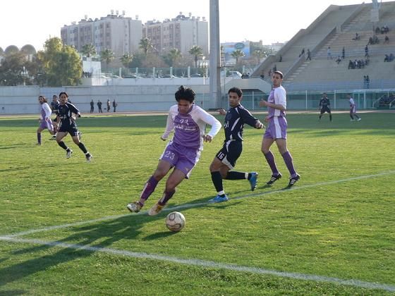 نجم اليرموك اسامة الخطيب يجتاز لاعب الرمثا وبعدســـــة كوورة 
