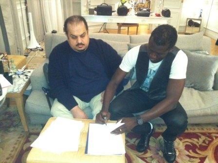 مانجان أثناء توقيع العقد