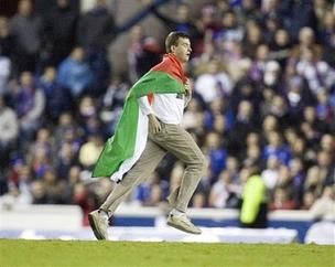 سين جاليجر يقطع أحد المباريات 