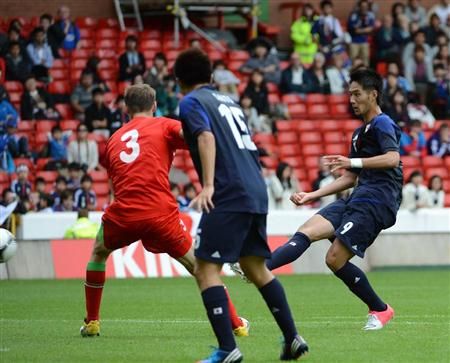 المهاجم سوجيموتو ( يمين ) عند إحرازه هدف الفوز بمرمى بيلاروسيا