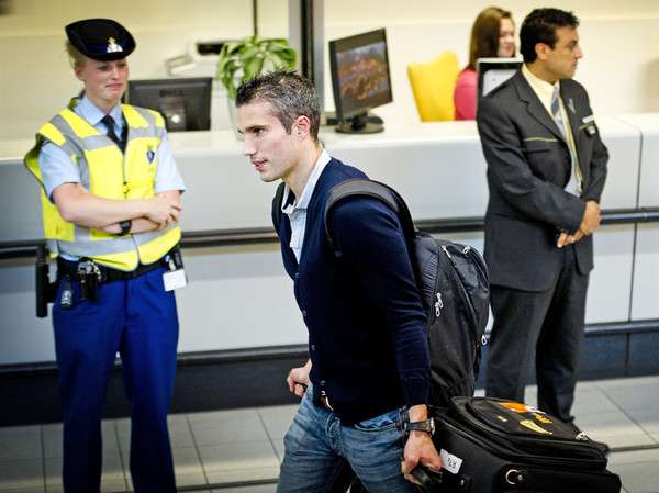 هل يحزم بيرسي حقائبه ويتوجه إلى أولد ترافورد؟