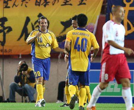 ديل بييرو ( يسار ) يحتفل بعد إحرازه الهدف الثاني بالمباراة الخيرية