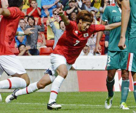 يوكي اوتسو يحتفل بعد إحرازه الهدف الثاني بمرمى المكسيك في المباراة الودية