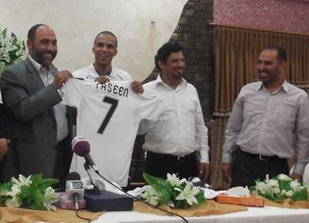 ياسين البخيت يستعرض قميص الفريق