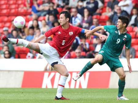 مايا يوشيدا ( يسار )