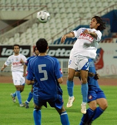 لاعب الجهراء عبد الرحمن السربل يمرر الكرة برأسه امام الشباب