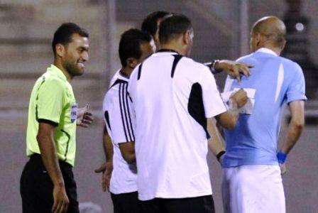 شريف في محاولة لترميم رقم قميصه