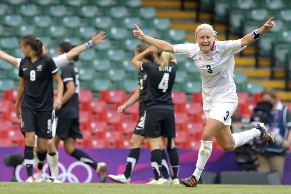  ستيفاني هوتون تحتفل بعد إحرازها الهدف