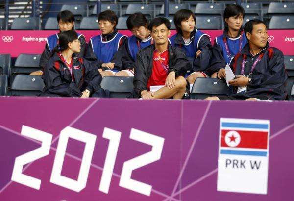 اعضاء من منتخب كرة القدم النسائى الكورى الشمالى