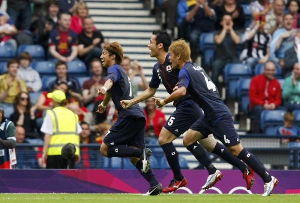 يوكي اوتسو ( يسار ) يحتفل بعد إحرازه الهدف