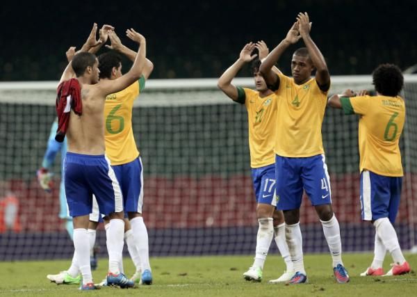 فرحة لاعبي البرازيل بعد الفوز على منتخب مصر