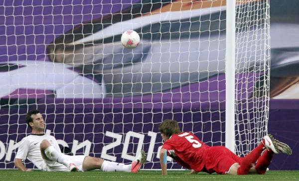 2012-07-26t205535z_1169893942_lr1e87q1m4n69_rtrmadp_3_oly-socc-fbmsoc-fbm400c01_reuters