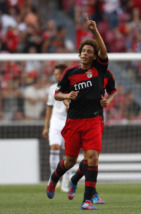 2012-07-27t191652z_136724495_gm1e87s092701_rtrmadp_3_soccer-friendly_reuters