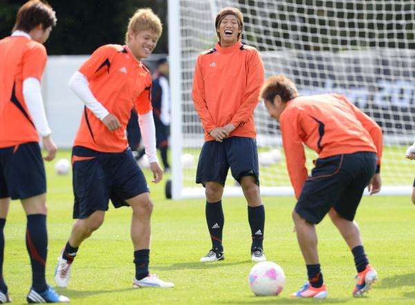 يوكي اوتسو ( الوسط ) وهيروكي ساكاي ( يسار ) في تدريبات اليوم