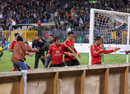 لاعبو الأهلي يهربون قبل هجوم جماهير المصري عليهم