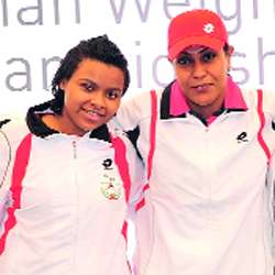 خديجة (يسار)