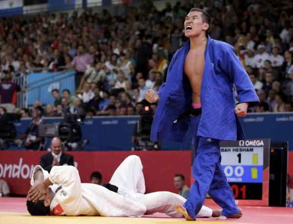 هشام (يسار) حزين على خروجه المبكر