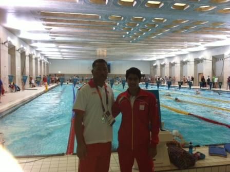 المدرب خالد احمد مع السباح خالد بابا