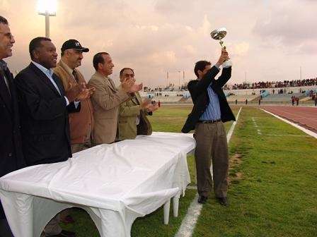 مندوب نادى الطيران يتسلم كأس الدرجة الثالثة من رئيس واعضاء الأتحاد الفرعى 