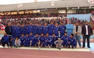 اشبال الهلال فى صورة تذكاريه مع كأس بطولة الأشبال