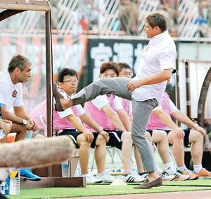 المدرب ستويكوفيتش في مباراة سابورو وناجويا