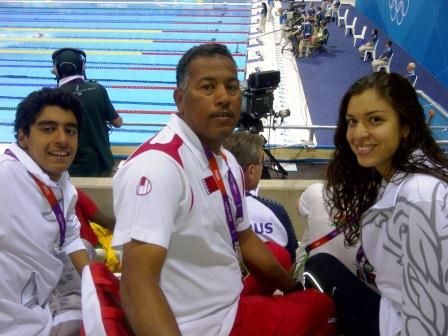 المدرب خالد احمد مع السباحين خالد بابا وسارة الفليج