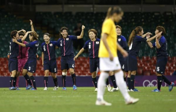 فرحة لاعبات اليابان بعد فوزهم على البرازيل وتأهلهم لدور النصف النهائي