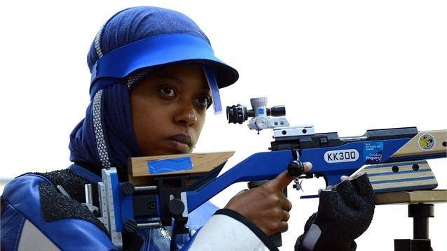 الرامية الكويتية مريم ارزقي خلال مشاركتها في مسابقة الرماية اليوم في لندن