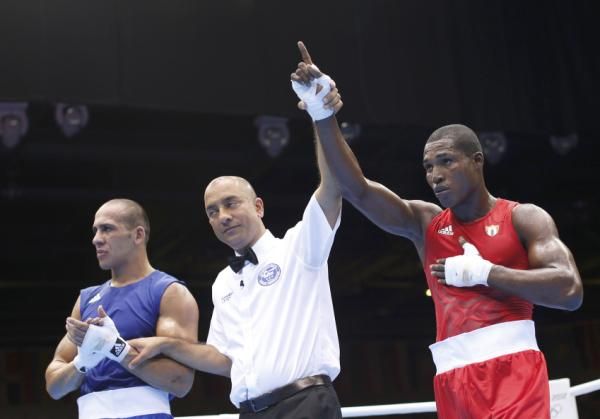 ايهاب درويش (يسار)