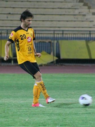 محترف القادسية الجديد الكرواتي داريو جيريك تألق خلال اللقاء