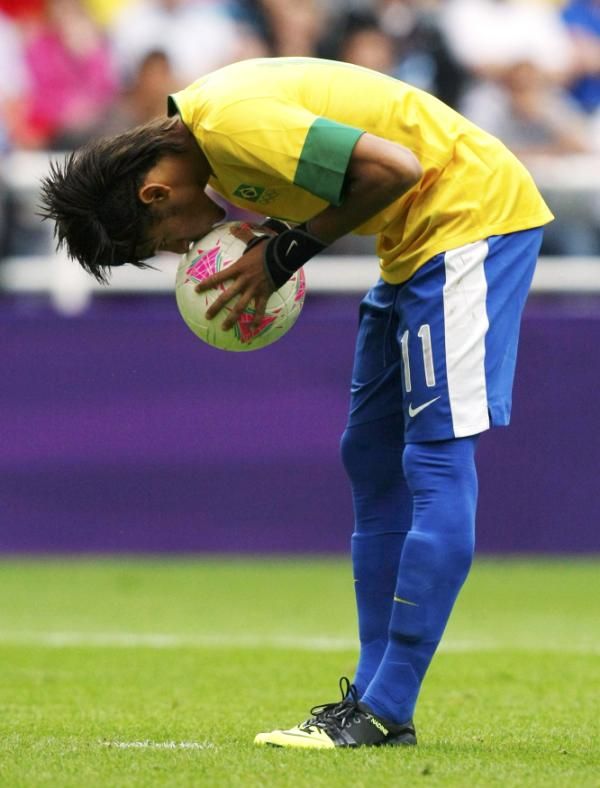 2012-08-04t173128z_960617432_lm2e8841cob8z_rtrmadp_3_oly-socc-fbmsoc-fbm400302_reuters