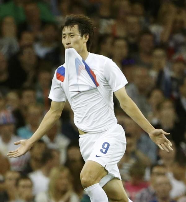 جي دونج وون بعد إحرازه هدف التقدم بمرمى منتخب بريطانيا