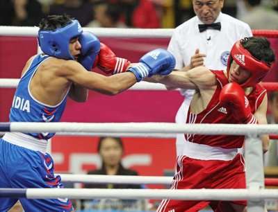 فيكاس كريشان ( يسار )