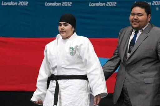 علي سراج شهرخاني خلف إبنته وجدان في الملعب وخارجه 