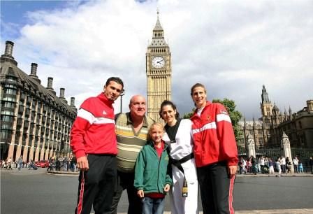 لاعبو التايكواندو يلتقطون صور تذكارية أمام الساعة الشهيرة