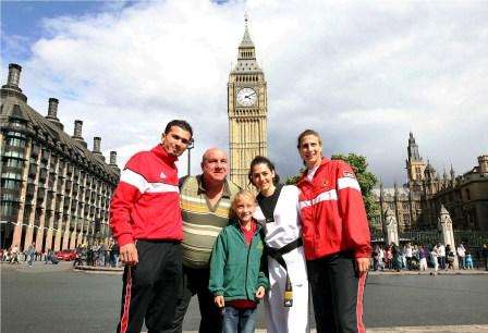 لاعبو التايكواندو يلتقطون صور تذكارية أمام الساعة الشهيرة