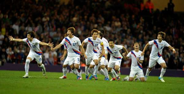 فرحة لاعبي كوريا الجنوبية بعد تأهلهم لدور قبل النهائي