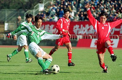 هيديتوشي ناكاتا ( يسار ) مع فريق مدرسة نيراساكي الثانوية بعام 1994